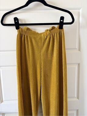 Kendall & Kylie Girls' Mustard Ribbed Wide-Leg Leggings
